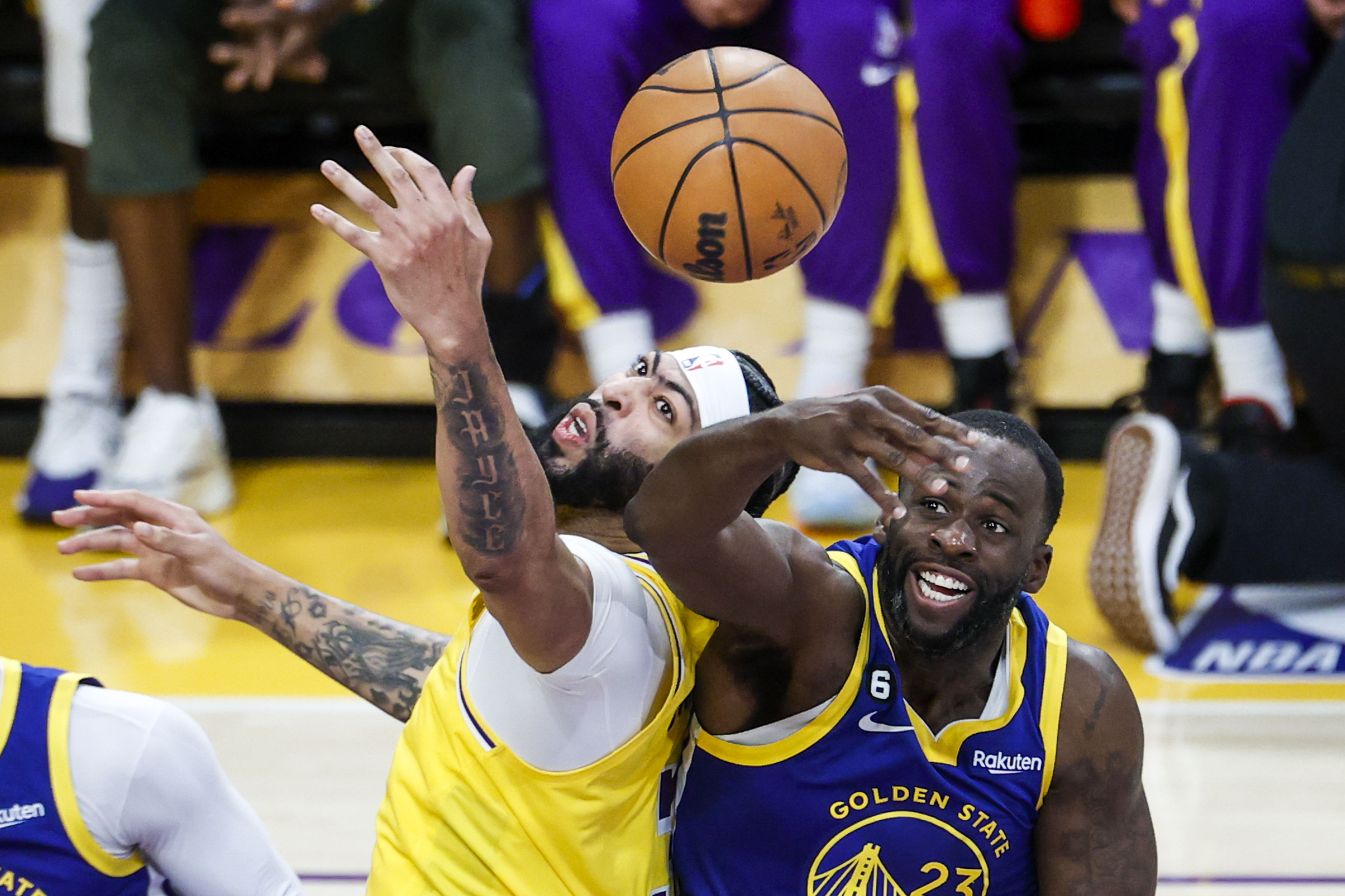 nba常规赛湖人坐镇主场迎战勇士,nba勇士胜湖人队