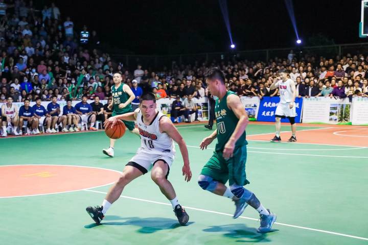 乡村全场篮球比赛,村公所篮球赛观众爆满