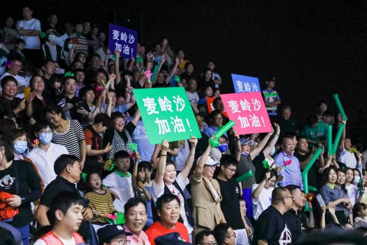 乡村全场篮球比赛,村公所篮球赛观众爆满