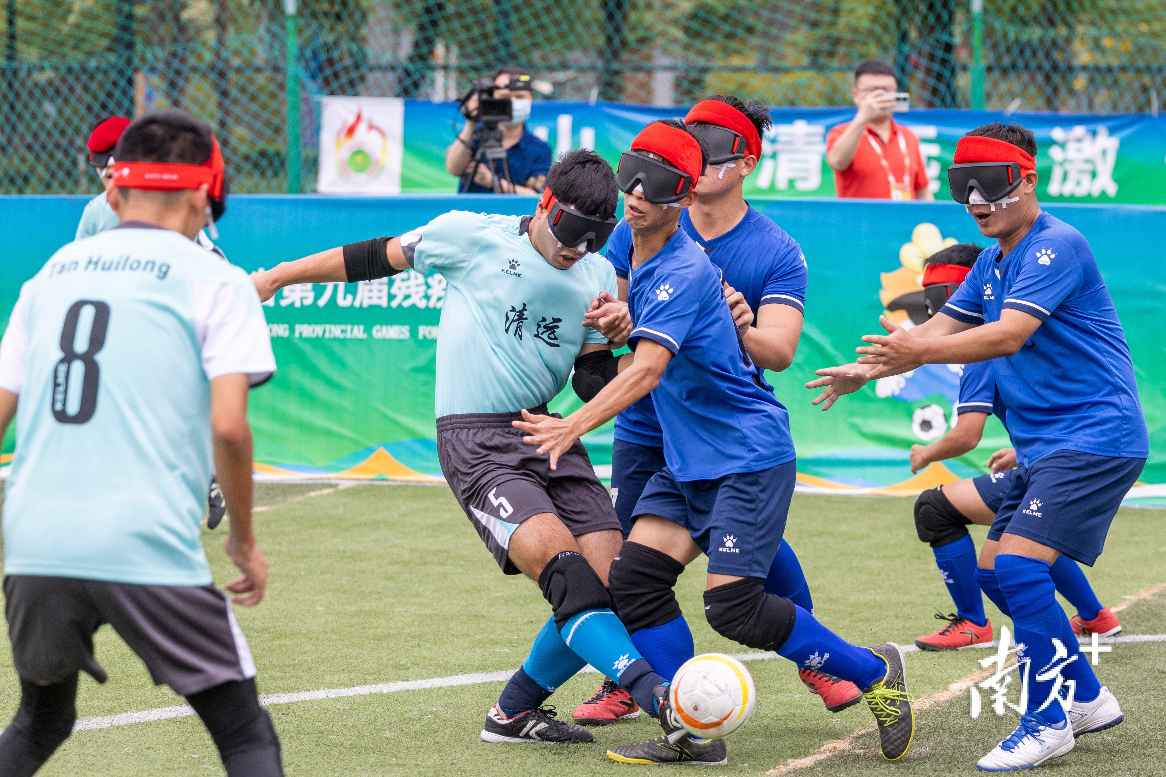 看不见的绿茵场上，听风驰骋踢向“光明”｜视界