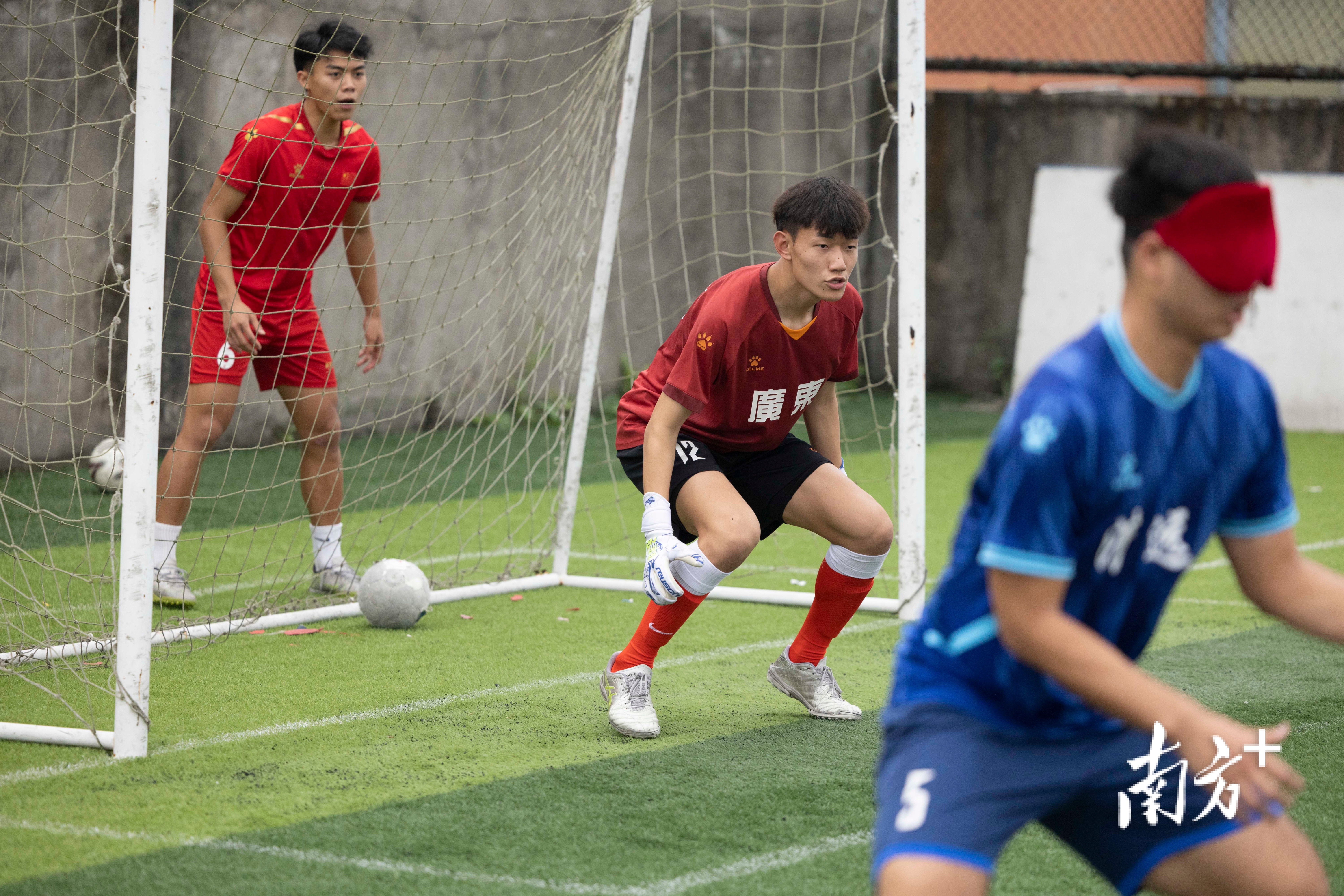 看不见的绿茵场上，听风驰骋踢向“光明”｜视界