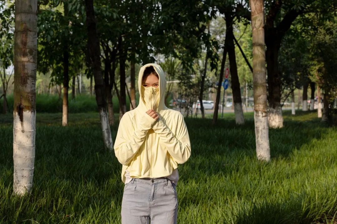 游泳时穿什么泳衣比较安全,游泳时建议穿什么颜色的泳衣