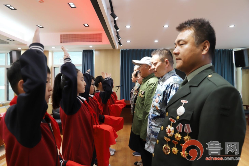 “红色教育润童心﹒革命薪火代代传”滕州军休所军休干部宣讲团进校园