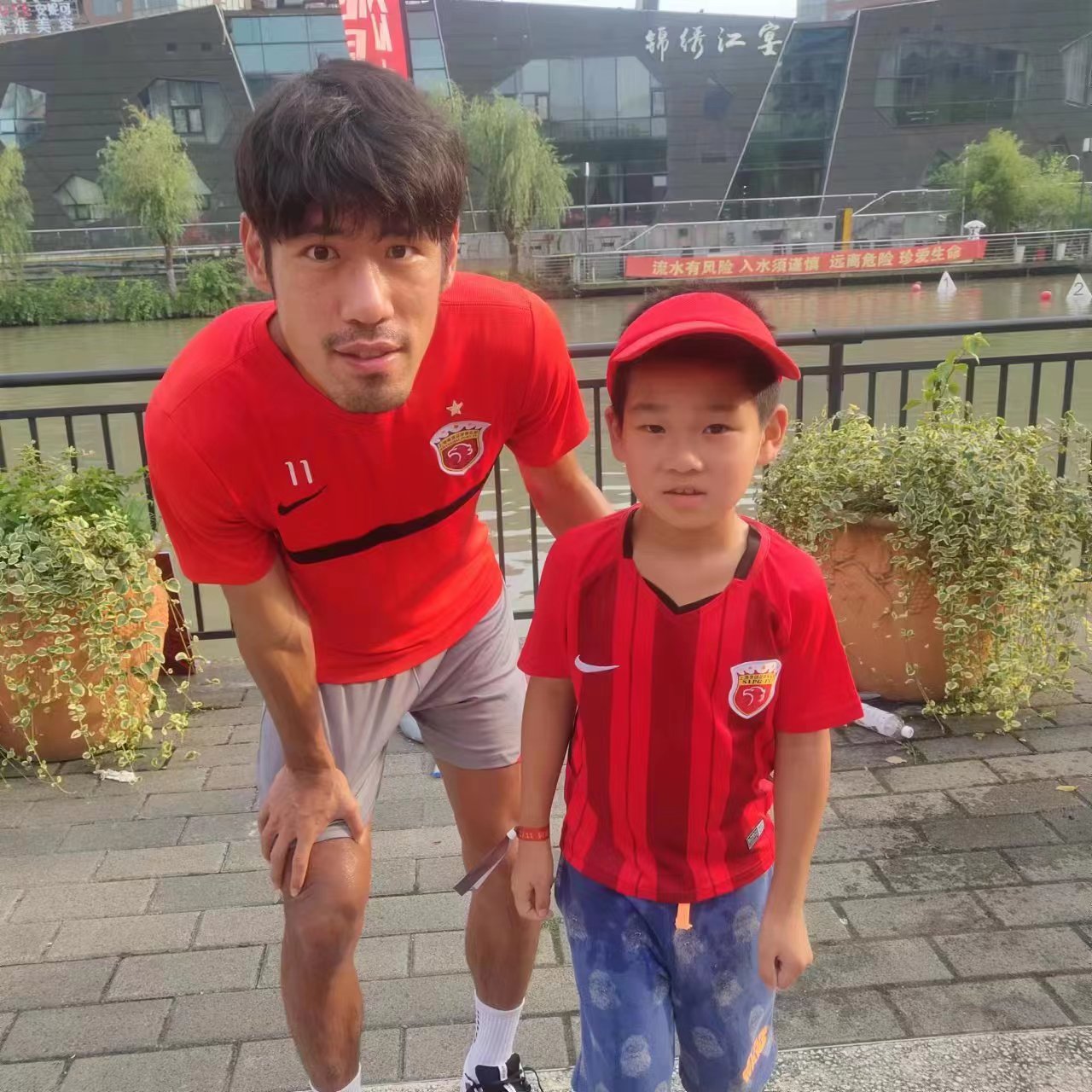 看球学习可以两不误！——听李烨烨说儿子在球场边写作业的故事