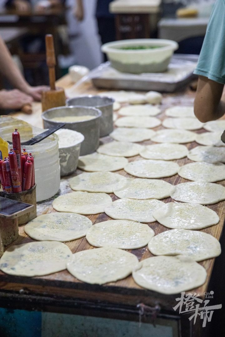 橙柿视觉丨杭州这家人均10元的烧饼油条店，凭什么能入选“米其林”？今早我们去探了探