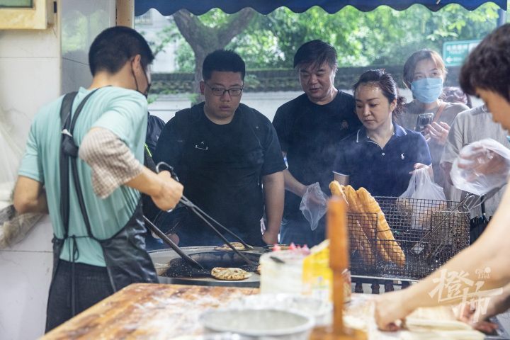 橙柿视觉丨杭州这家人均10元的烧饼油条店，凭什么能入选“米其林”？今早我们去探了探