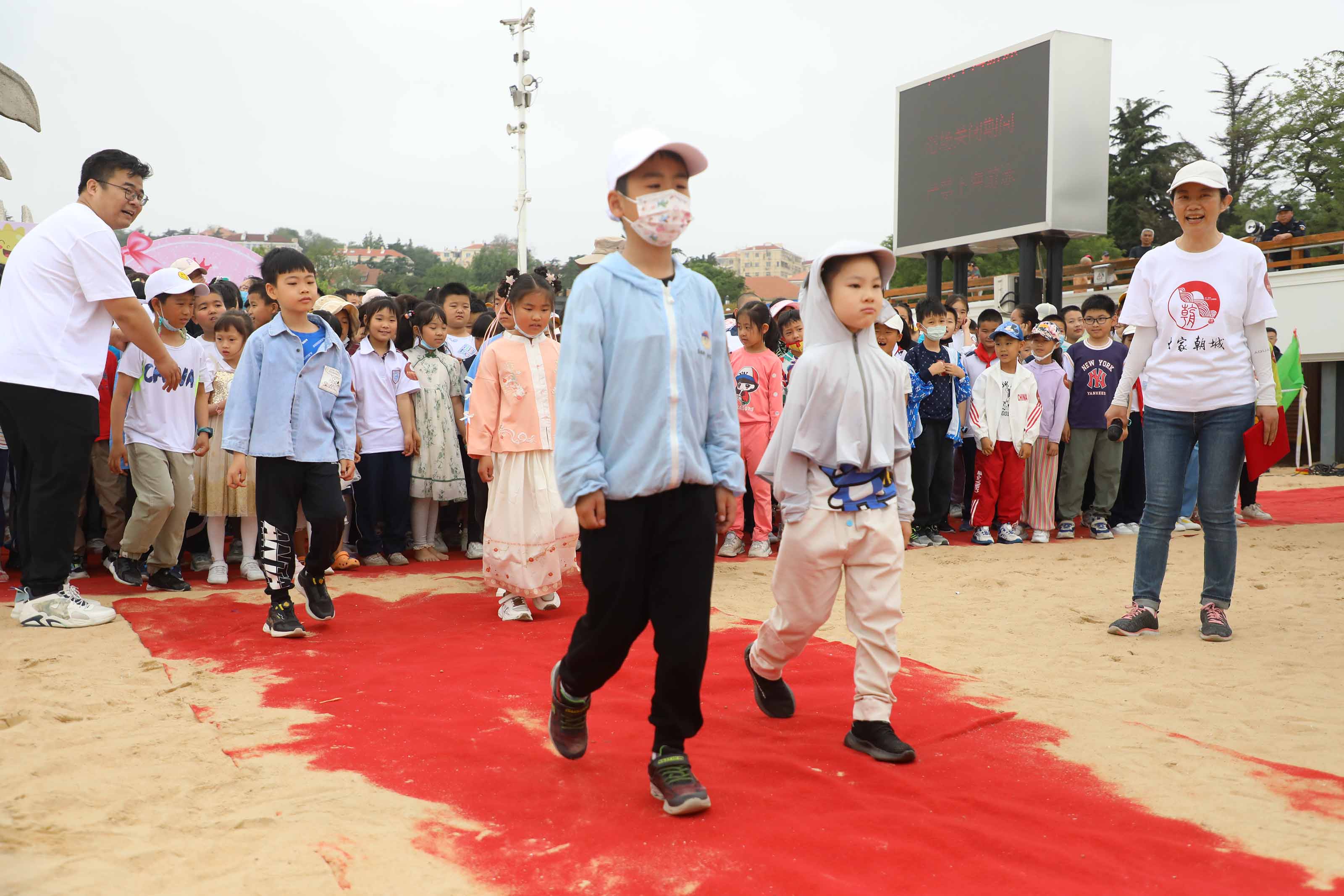 逐梦沙滩，亲子共乐！青岛朝城路小学举行沙滩游艺节