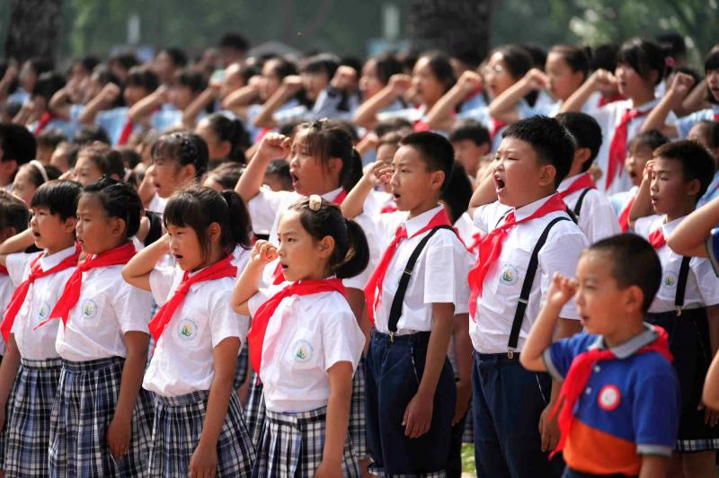 一年级小学生光荣加入少年先锋队,少先队入队游园