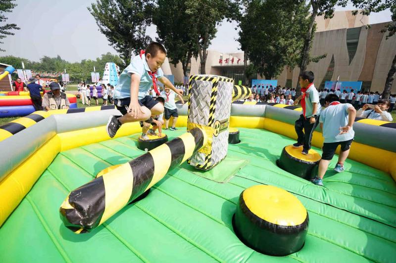 一年级小学生光荣加入少年先锋队,少先队入队游园