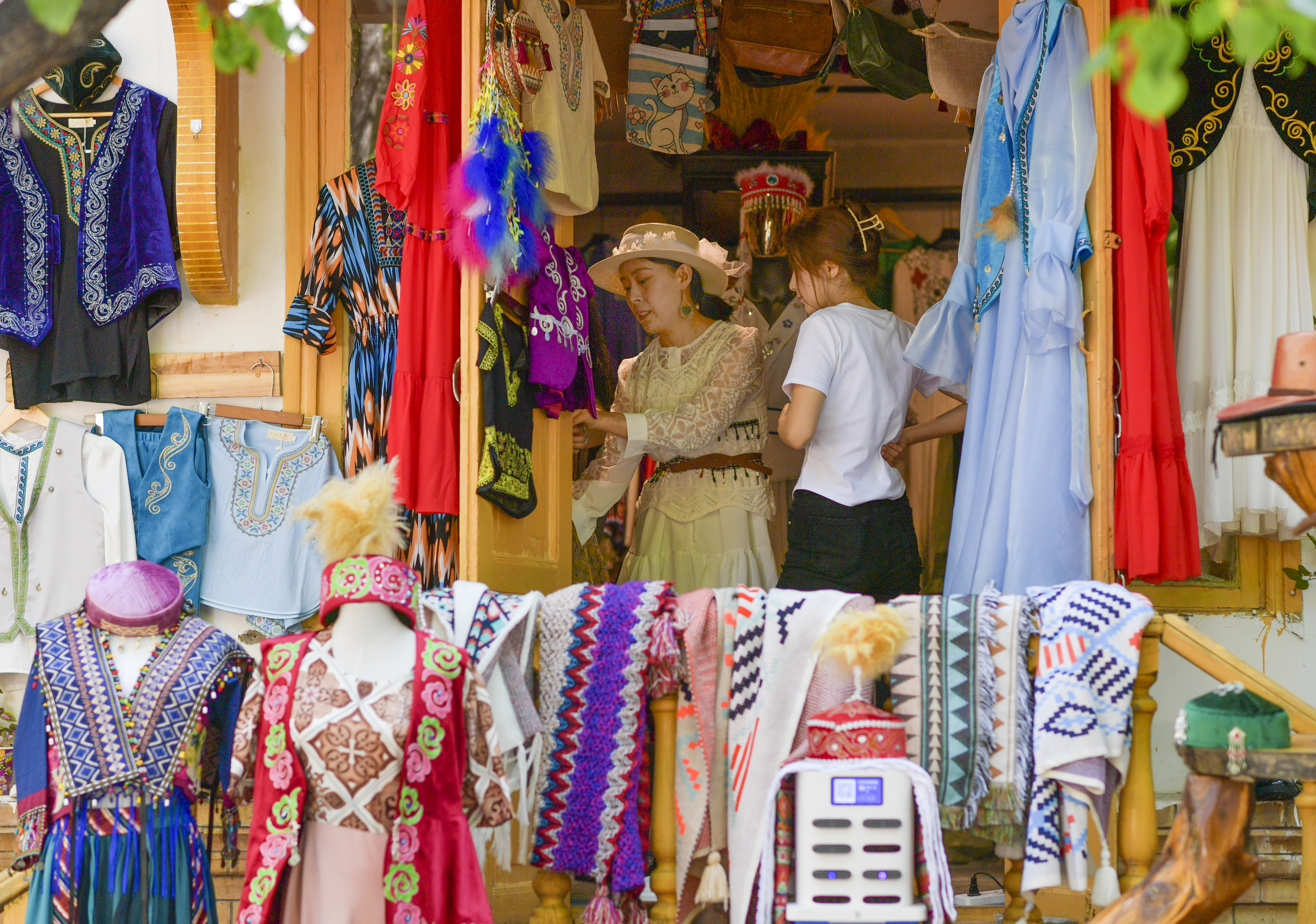 （社会）*疆新**：多彩夏日迎宾朋