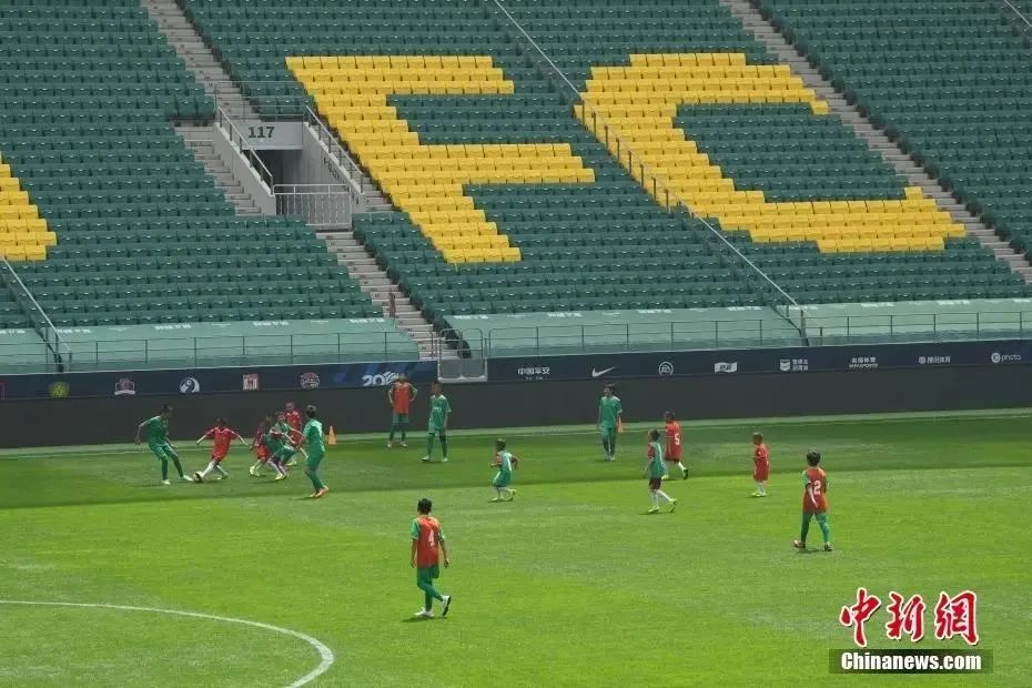 “新工体”首次!中超球员牵手藏族球童出场开赛