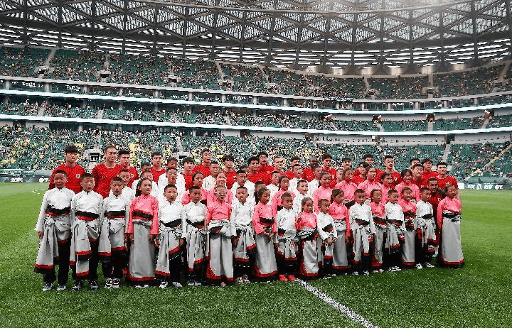 青海玉树足球少年,青海玉树高原足球小将逐梦绿茵场