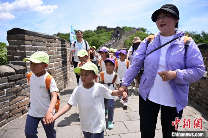 特写：一道彩虹下的40名藏族孩子北京行