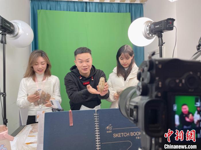 “村”字头体育让人看到乡村魅力归家游子幸福感十足