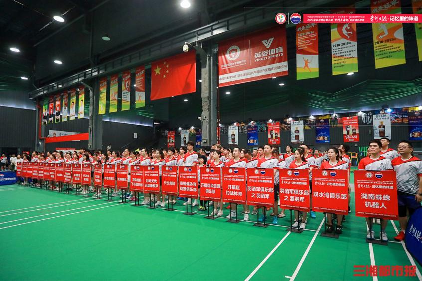 长沙羽毛球业余怎么参加比赛,羽毛球场爱好者看男双比赛