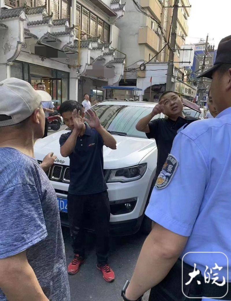 女孩悬挂5楼好心人拽15分钟救回,女孩在楼顶被人推下男孩奋不顾身