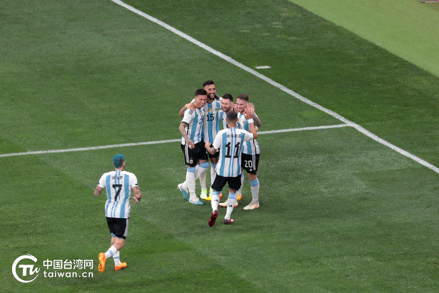 梅西闪击阿根廷半场1-0领先,梅西在阿根廷的霸气时刻