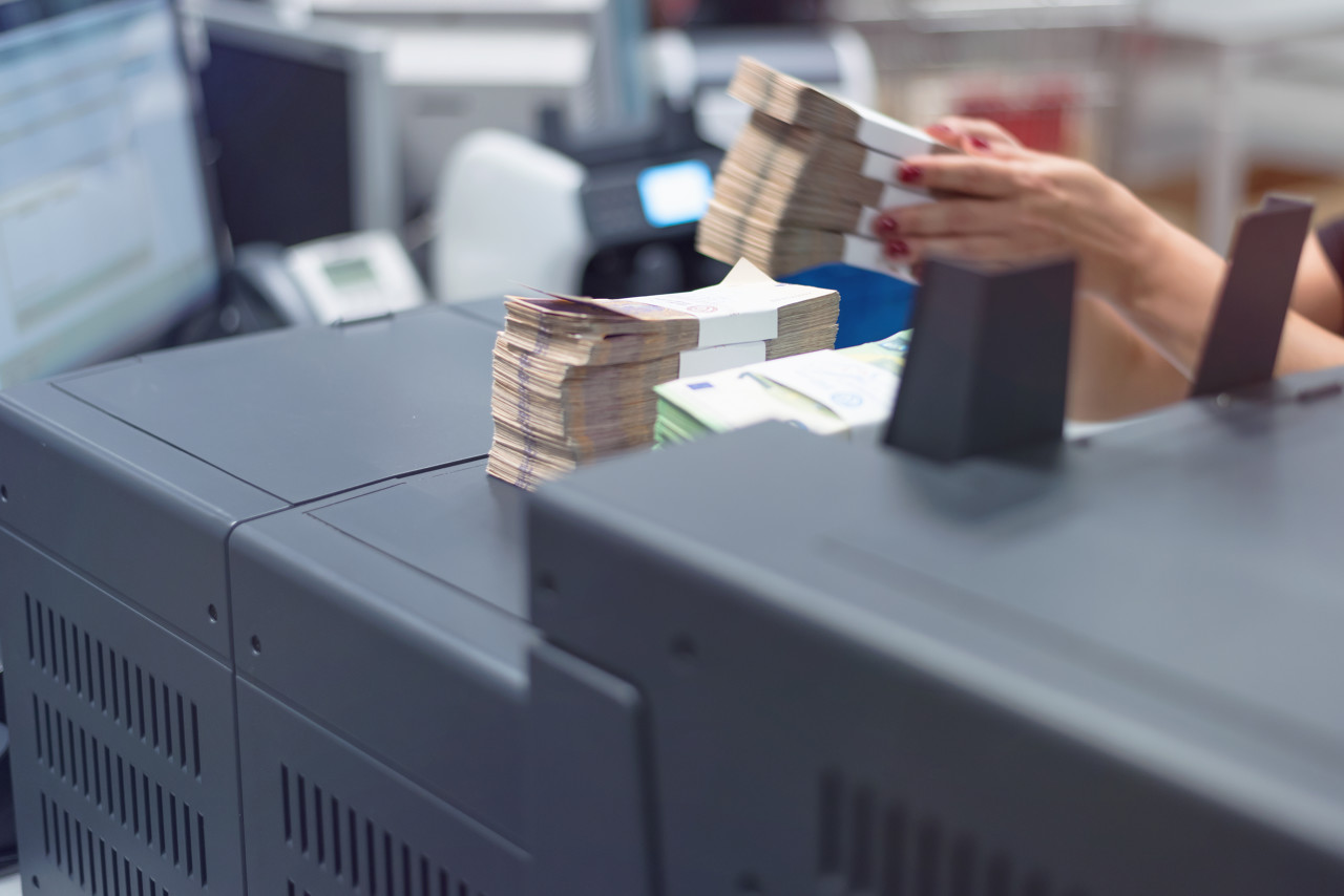 银行存款利率一直在下降,银行存款面临的困难和问题