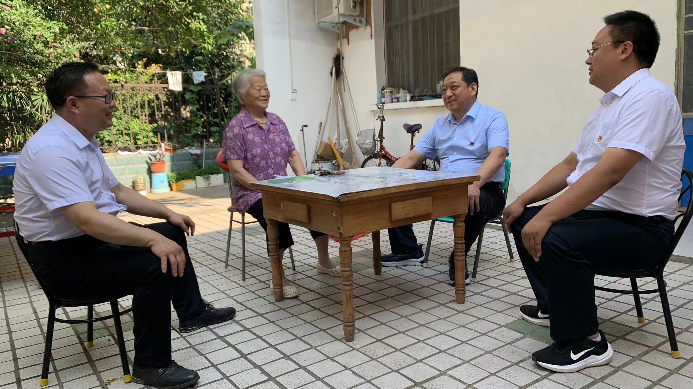 新野：创“五星”兴社区