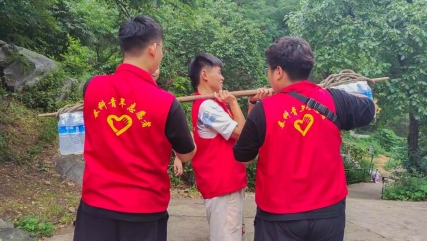 泰山科技学院东岳书院向山而行理论普及宣讲团采访泰山挑山工