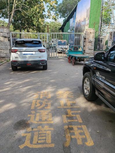 记者调查小区消防设施岂能成摆设,无人管理的小区阻挡消防通道