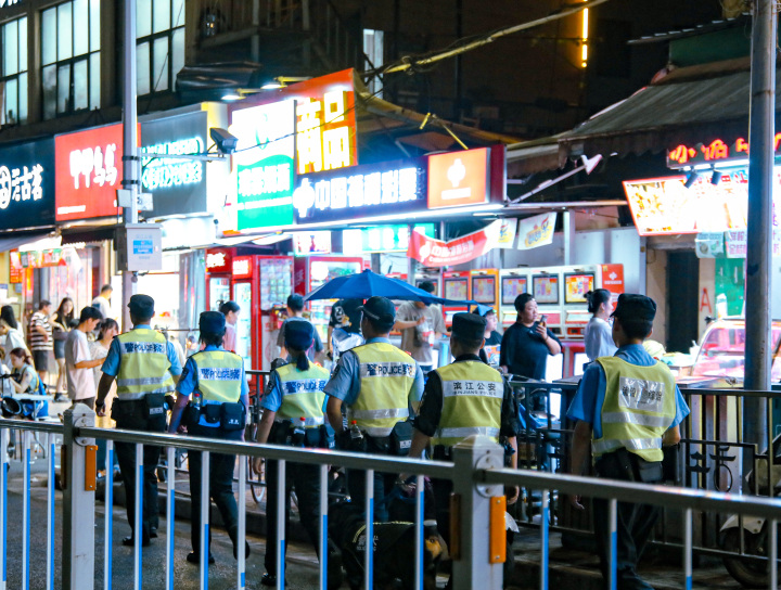 00后新警夜巡杭州网红“啦喜街”，人间烟火中的成长历程