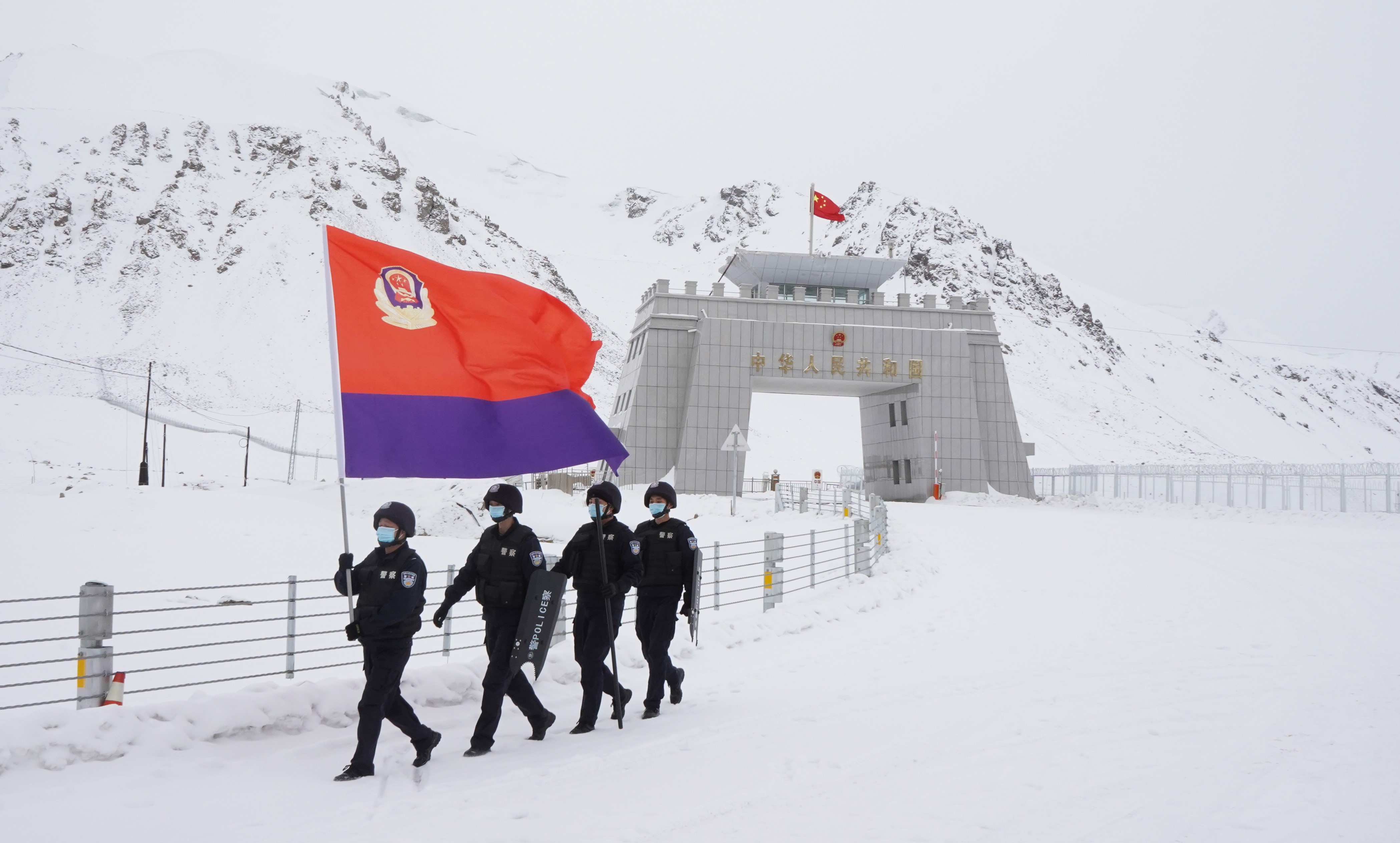 做一颗红其拉甫的“小石头”：因高寒缺氧导致的指甲变形，抢险救援、缉毒缴枪都是职责