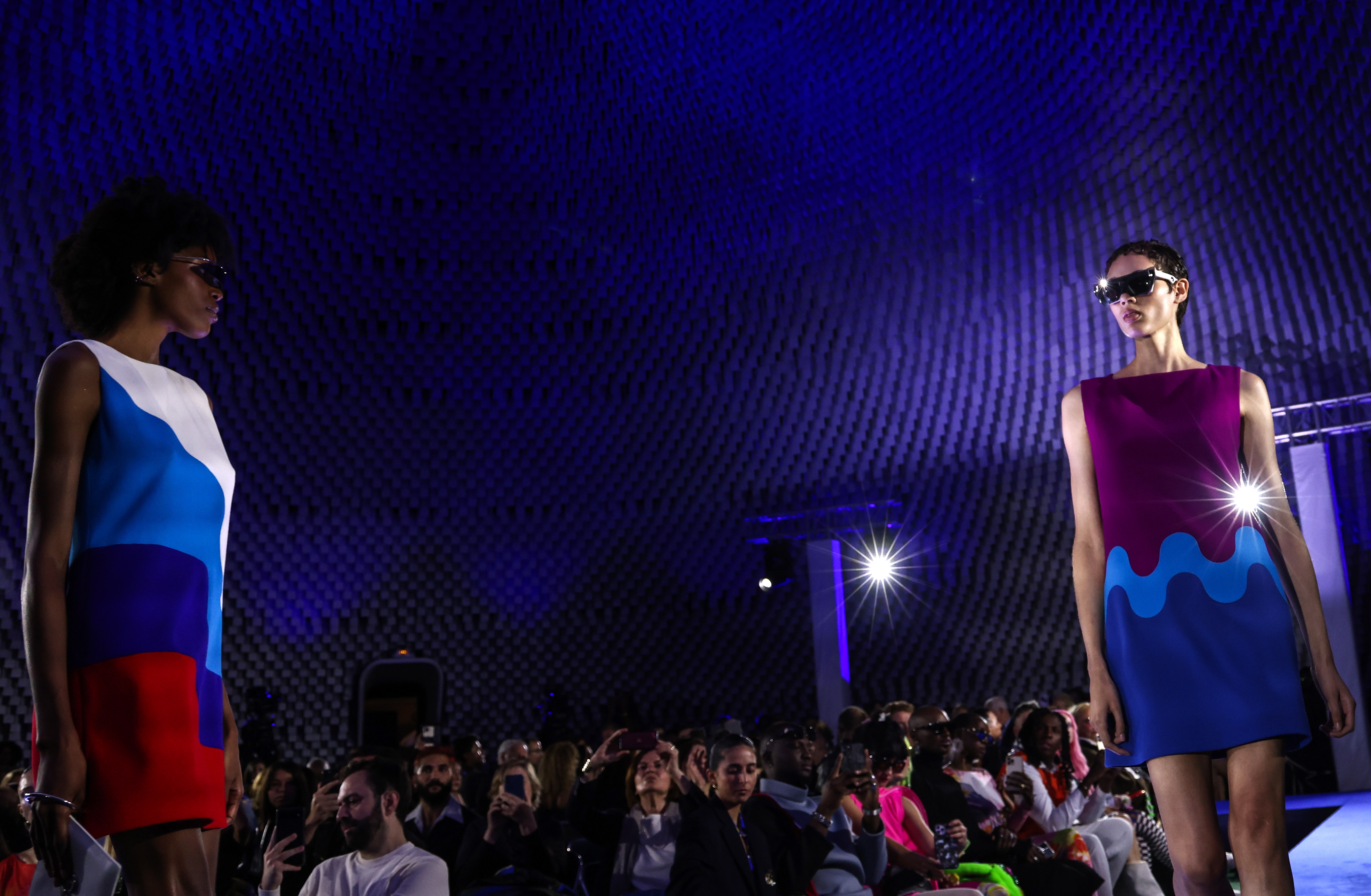 外代二线巴黎时装周,巴黎时装周皮尔卡丹品牌时装秀