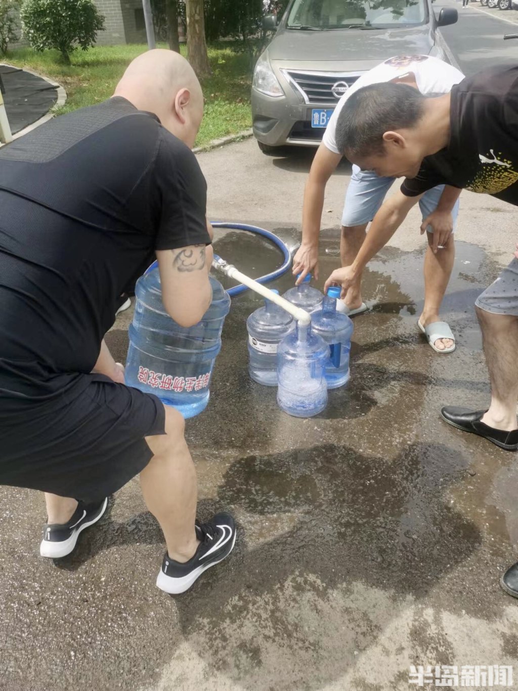 “油井”！小区自来水飘油花散油味，浸泡供水阀的“柴油”从何冒出？半岛记者实地探访