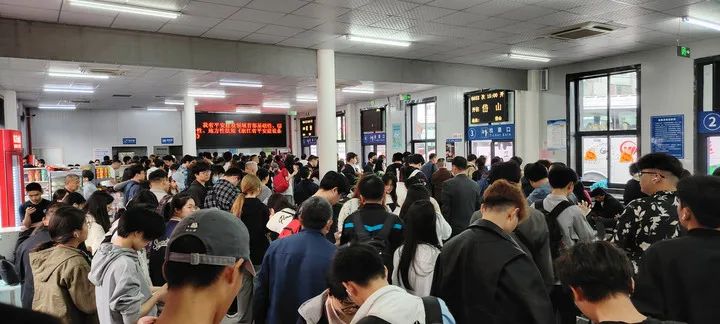 这是刚刚的杭州东站！出城大军出动，部分高速入口关闭！交警紧急提醒