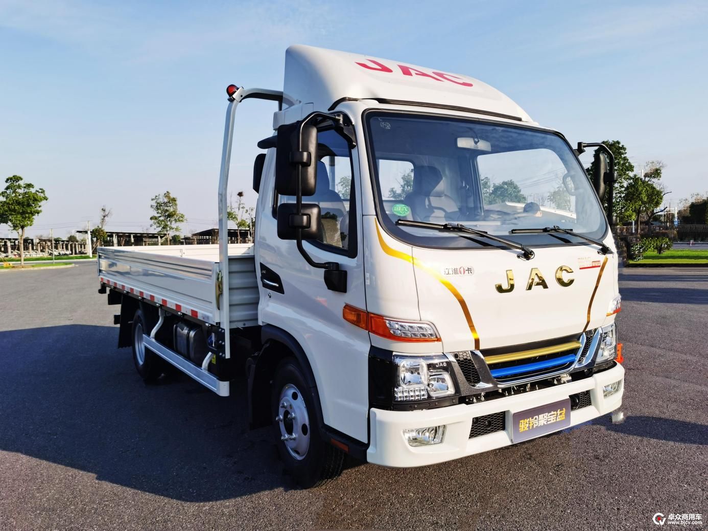 快递网点配送忙他换江淮1卡骏铃聚宝盆上绿牌通行顺、更省油！