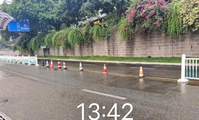 宜宾撞坏护栏赔钱十万,女子撞坏护栏遭天价索赔