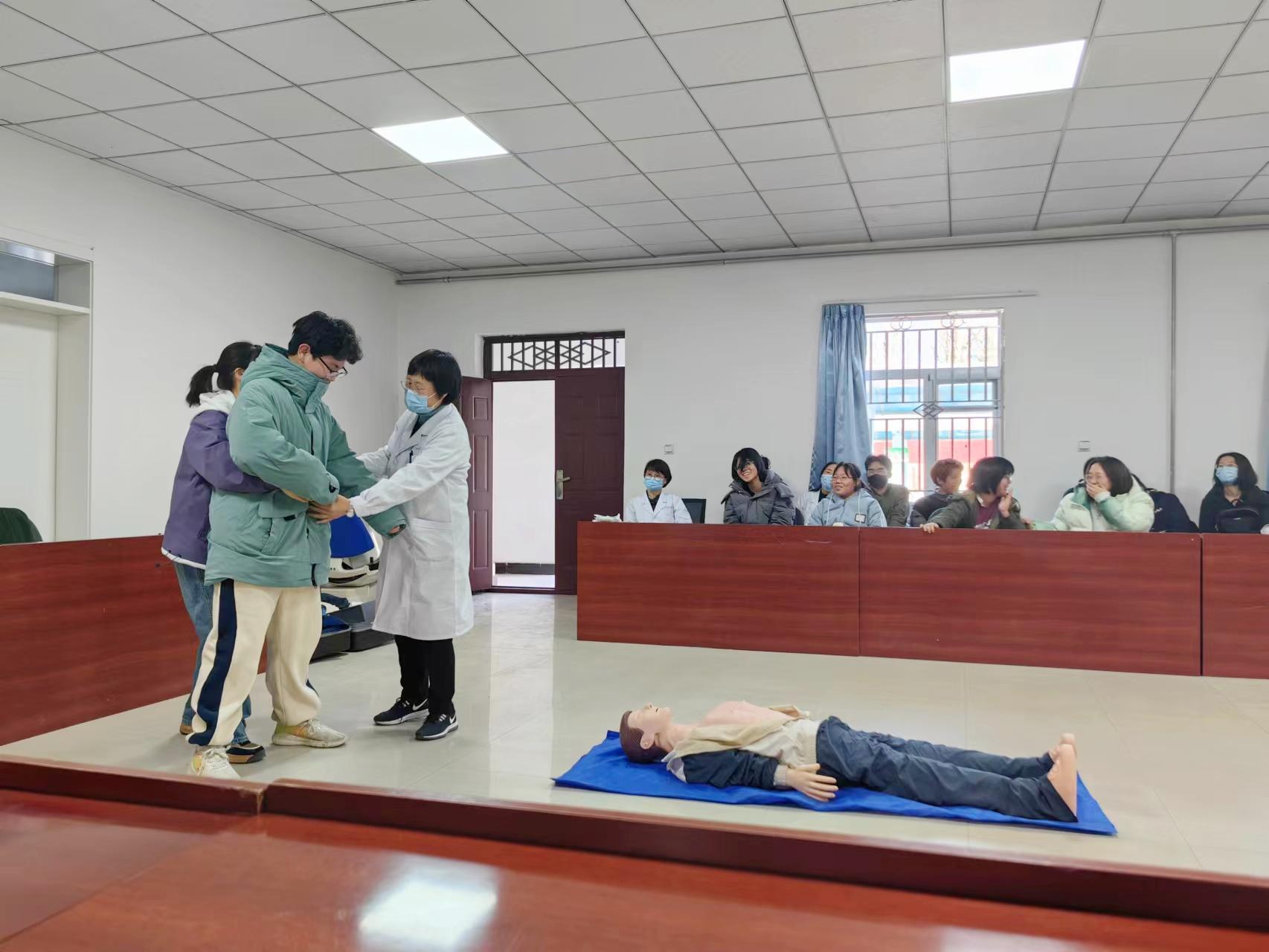 以仁爱守护学生成长，以责任服务师生健康——记校医院帮扶队专家甄玲玲