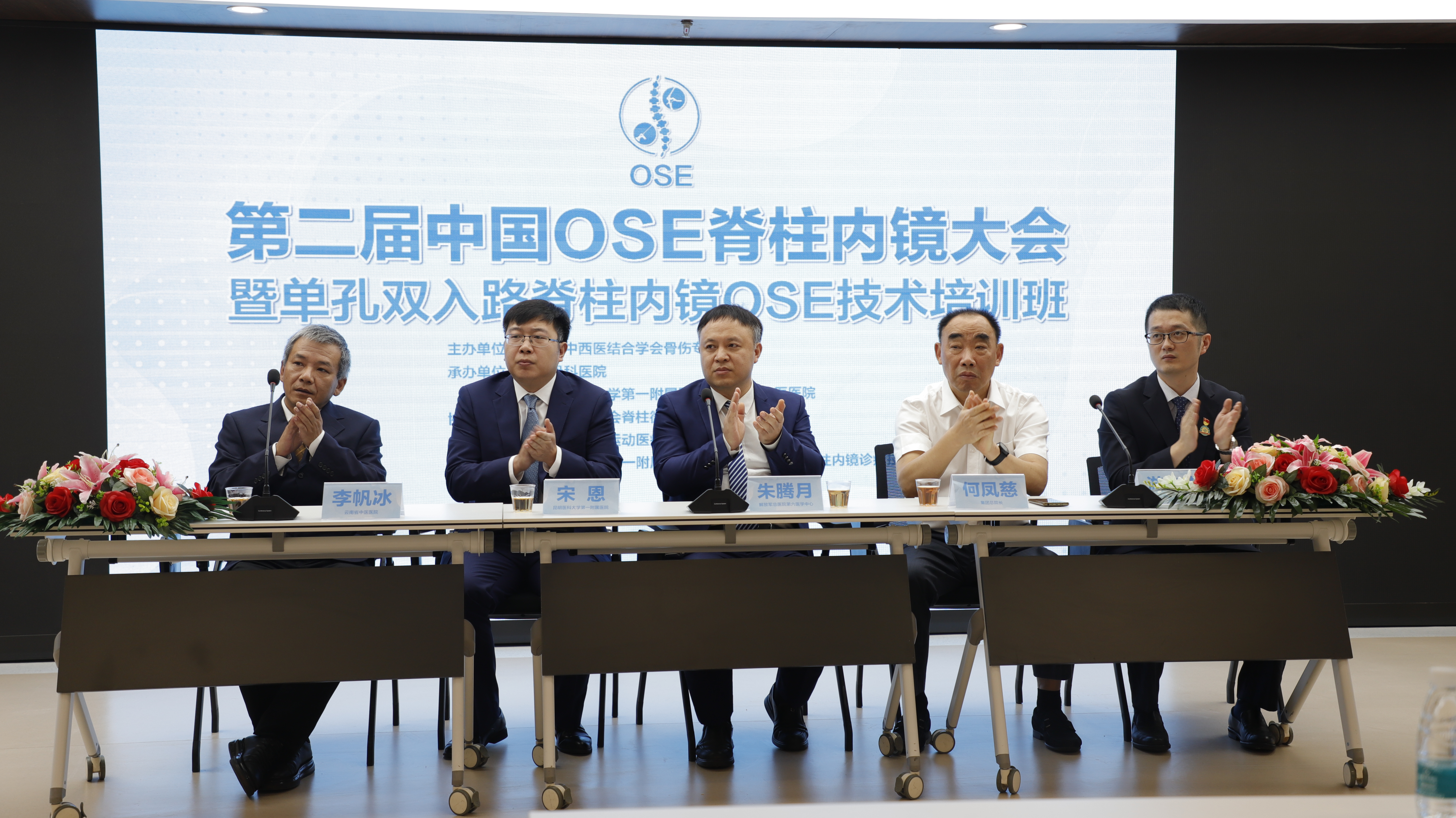 不忘初心坚持以人民为中心,不忘初心坚持为人民服务