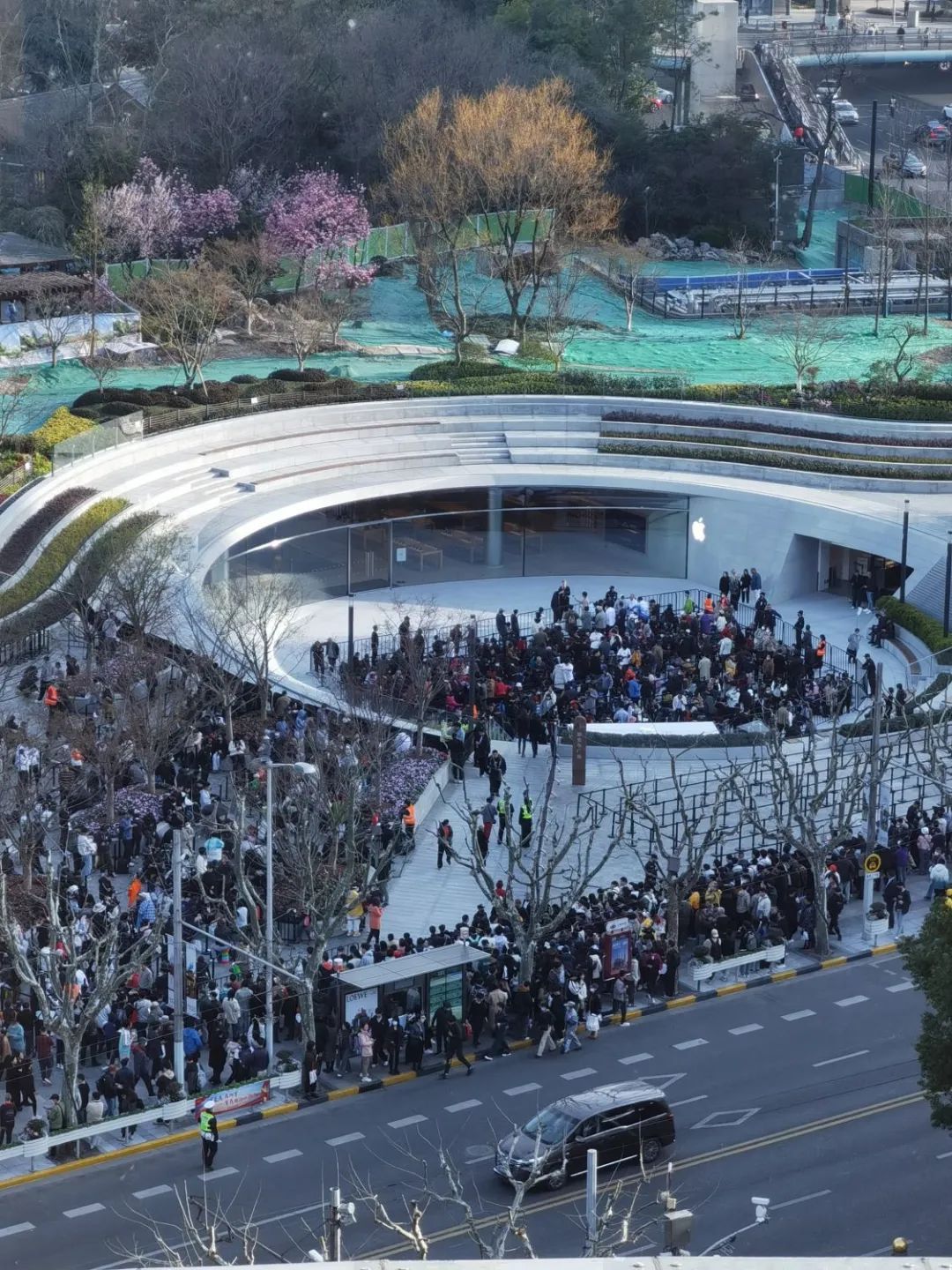 库克发文庆祝苹果零售店开业,苹果ceo库克到访北京三里屯苹果店