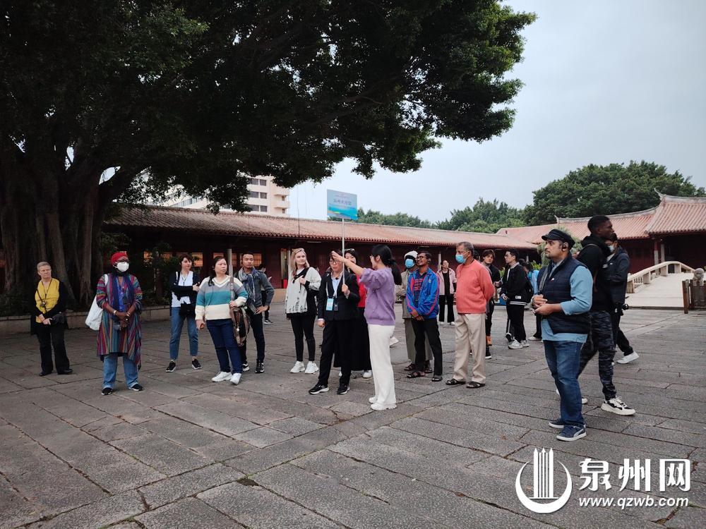 鍥藉鏃呮父鐨勬硥宸炰汉,鏉ヨ嚜14涓浗瀹剁殑娴峰鍙嬩汉浣撻獙娉夊窞