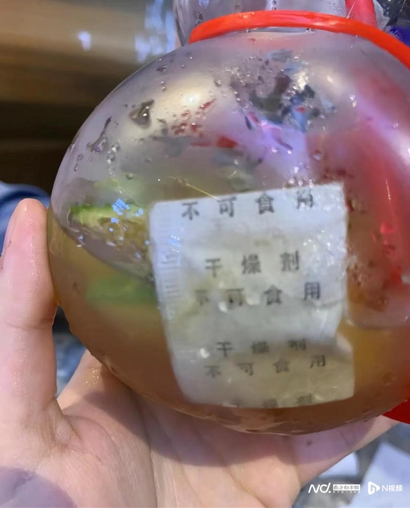 蜜雪冰城给顾客喝干燥剂,蜜雪冰城饮品惊现干燥剂