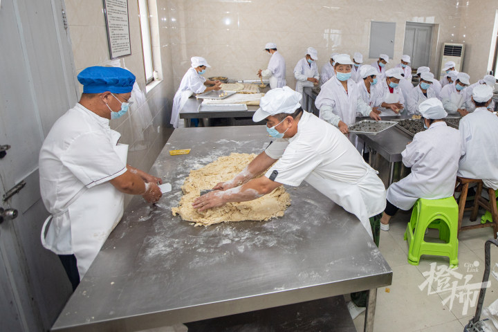 杭州各大寺庙“筒儿月饼”陆续开售!橙柿独家探访中天竺“月饼厨房”:吃货最惦记的素月饼是怎么做出来的?