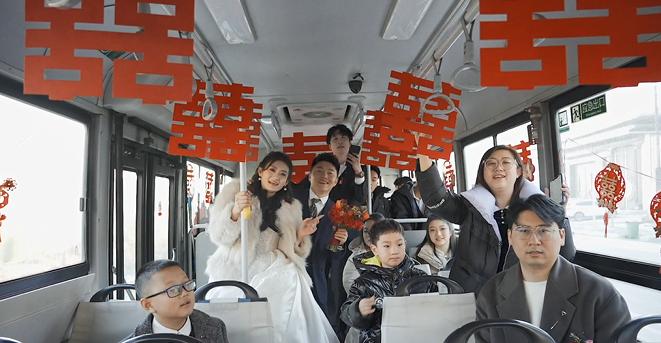 小伙租6辆公交车做婚车迎娶新娘,营口抬花轿迎亲