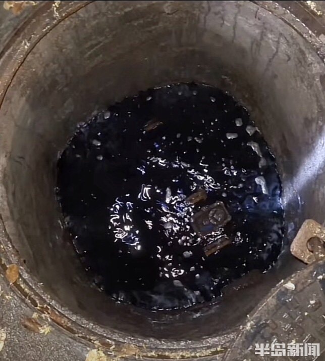 “油井”！小区自来水飘油花散油味，浸泡供水阀的“柴油”从何冒出？半岛记者实地探访