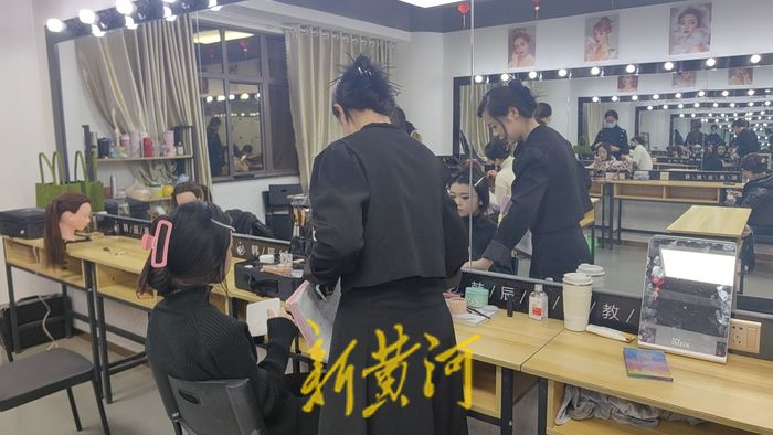 爆红出圈的夜校,夜校走红央视